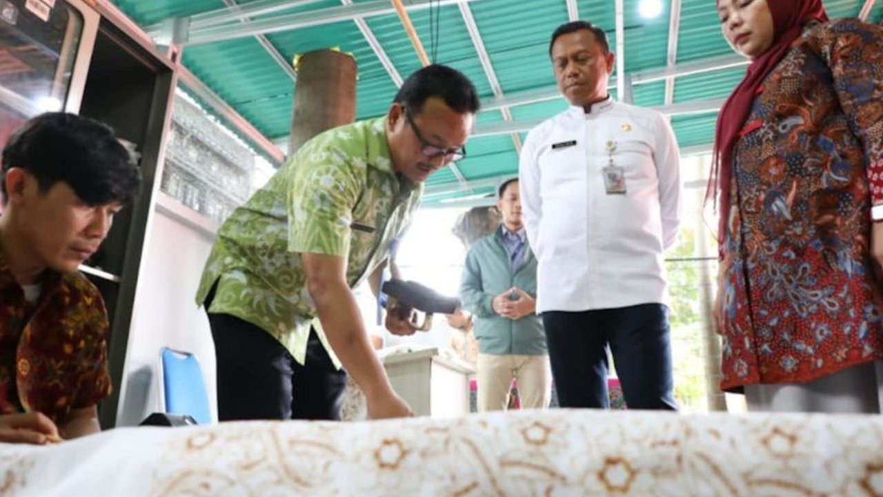 Pemerintah Kota Jakarta Selatan mengembangkan batik Pejabat dari Pejaten Barat sebagai produk unggulan UMKM,  mendukung penuh pengembangan motif, publikasi, dan pelatihan pembuatan batik untuk meningkatkan perekonomian warga.