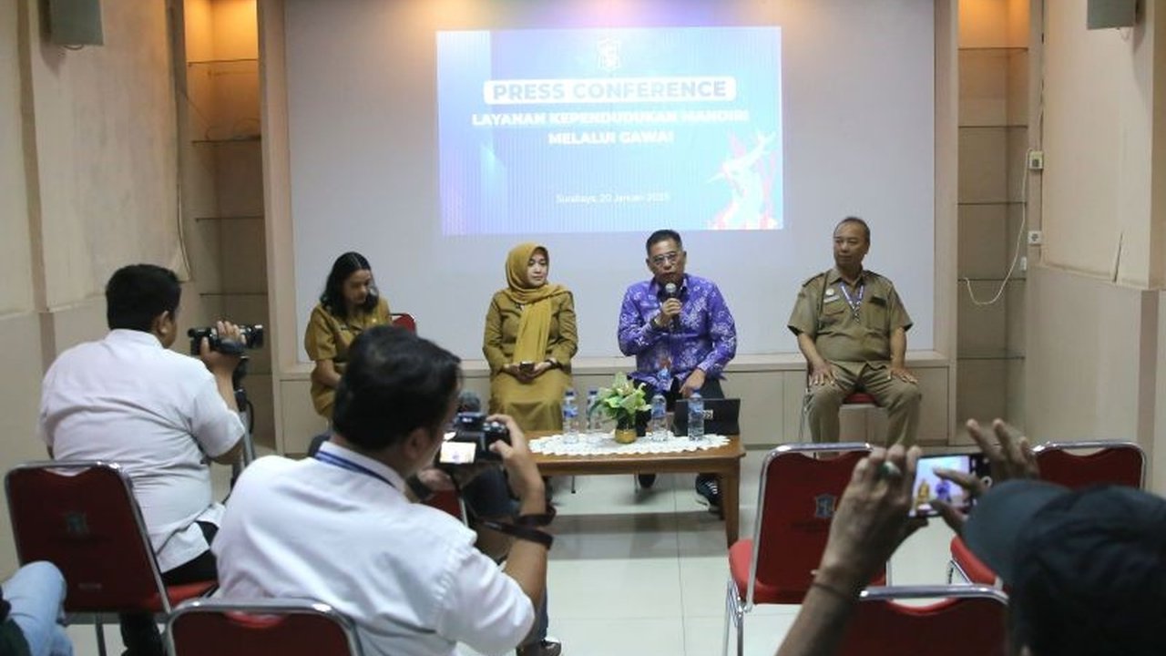 Pemkot Surabaya meluncurkan aplikasi Klampid New Generation (KNG) untuk mempermudah akses layanan administrasi kependudukan (adminduk) secara digital, mengurangi antrean, dan mencegah praktik percaloan.