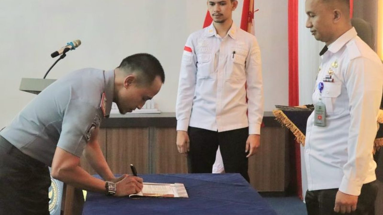 Kanwil Ditjenpas Sumbar bersama jajarannya menandatangani perjanjian kinerja tahun 2025, berkomitmen meningkatkan pelayanan publik, bebas korupsi, dan menerapkan inovasi layanan berbasis digital.