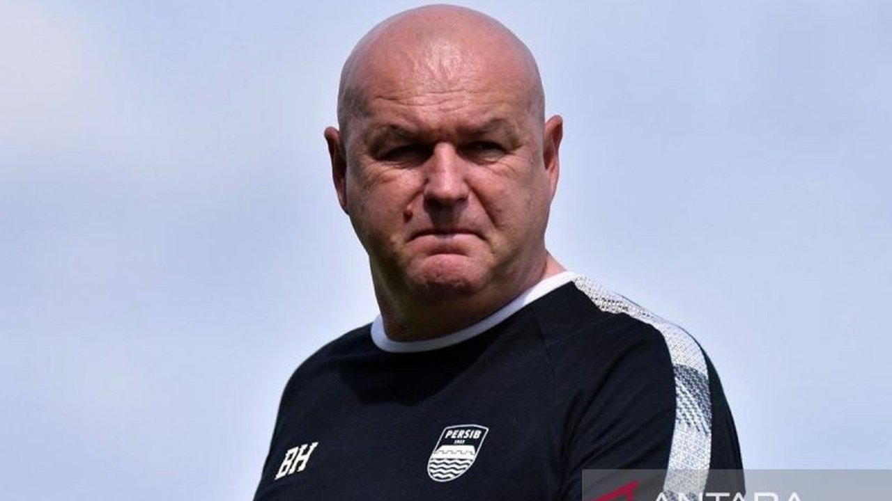 Pelatih Persib Bandung, Bojan Hodak, mulai mempersiapkan timnya menghadapi Arema FC pada 24 Januari di Blitar, meskipun Rachmat Irianto harus absen karena cedera ACL.