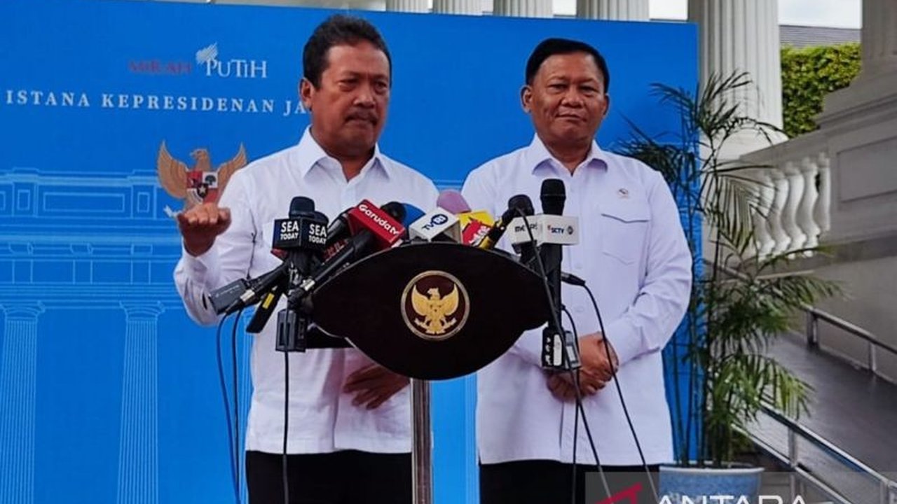Menteri KKP, Sakti Wahyu Trenggono, mengungkapkan bahwa pagar laut ilegal di Tangerang dibangun secara terstruktur untuk menahan abrasi dan berpotensi menjadi daratan, kini telah dibongkar atas arahan Presiden.