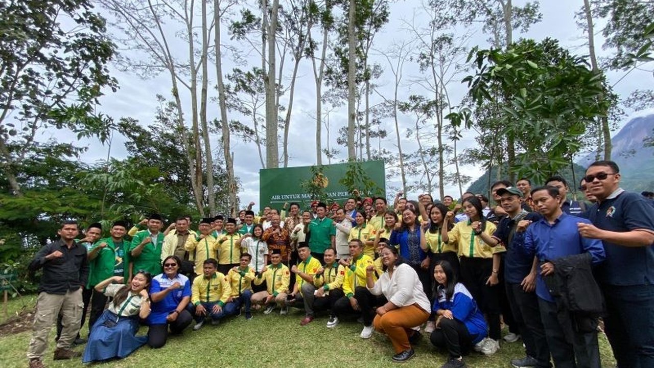 Sultan Hamengku Buwono X bersama para ketua organisasi pemuda lintas agama menanam 100 bibit pohon langka di lereng Merapi sebagai simbol pelestarian alam dan peradaban, melanjutkan tradisi silaturahmi antarpemuda lintas agama seperti yang dilakukan Sri S