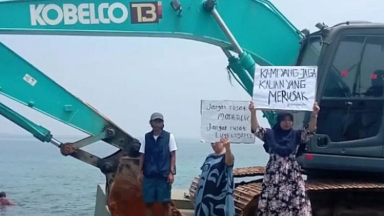 Masyarakat Pulau Pari, Kepulauan Seribu, meminta penghentian pembangunan dermaga di Pulau Gugus Lempeng karena merusak lingkungan dan diduga tak berizin, sementara pemerintah setempat menunggu tindakan dari Kementerian Kelautan dan Perikanan.