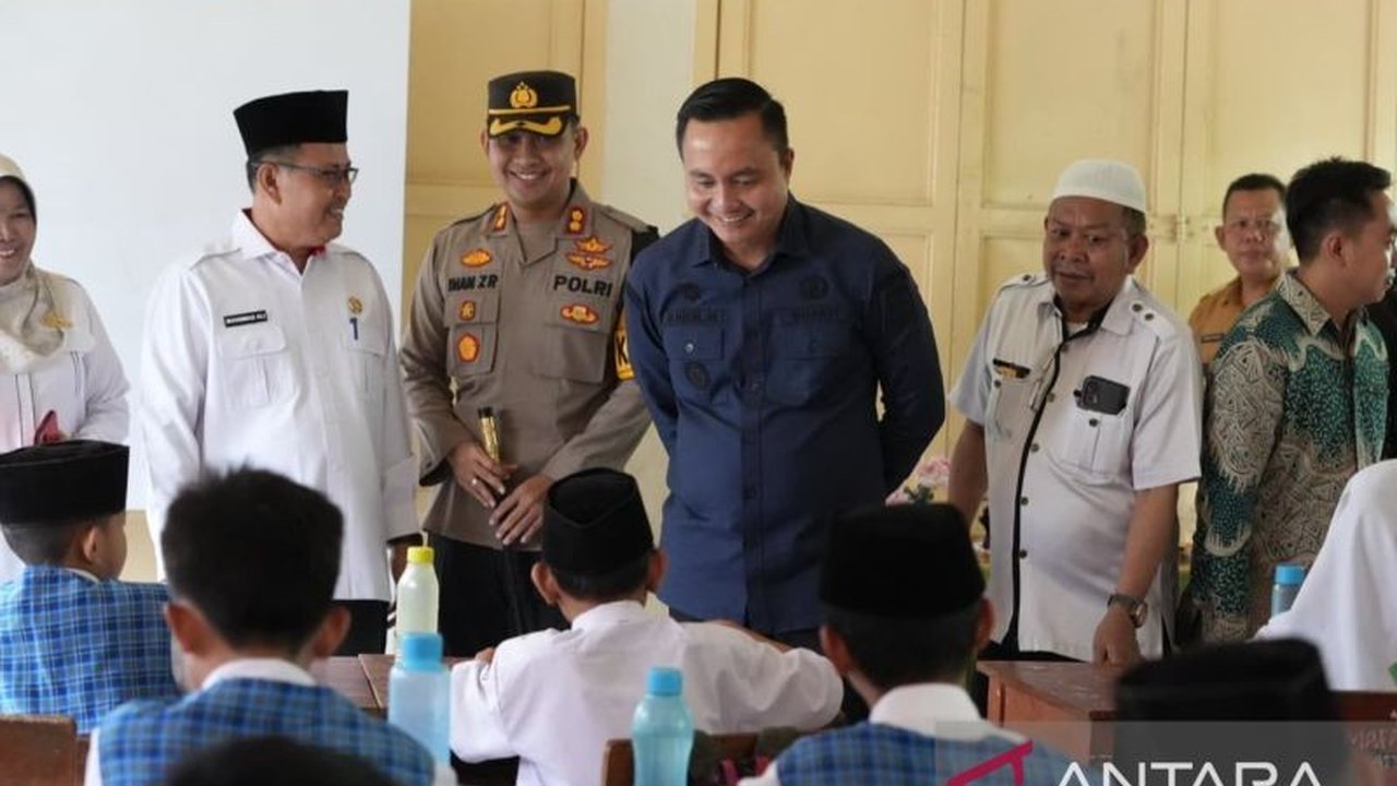 Dinas Kesehatan OKU membentuk tim pengawas untuk memastikan Program Makan Bergizi Gratis (MBG) di 12 sekolah berjalan lancar dan aman, mengawasi kebersihan, dan kualitas makanan yang diberikan kepada siswa.