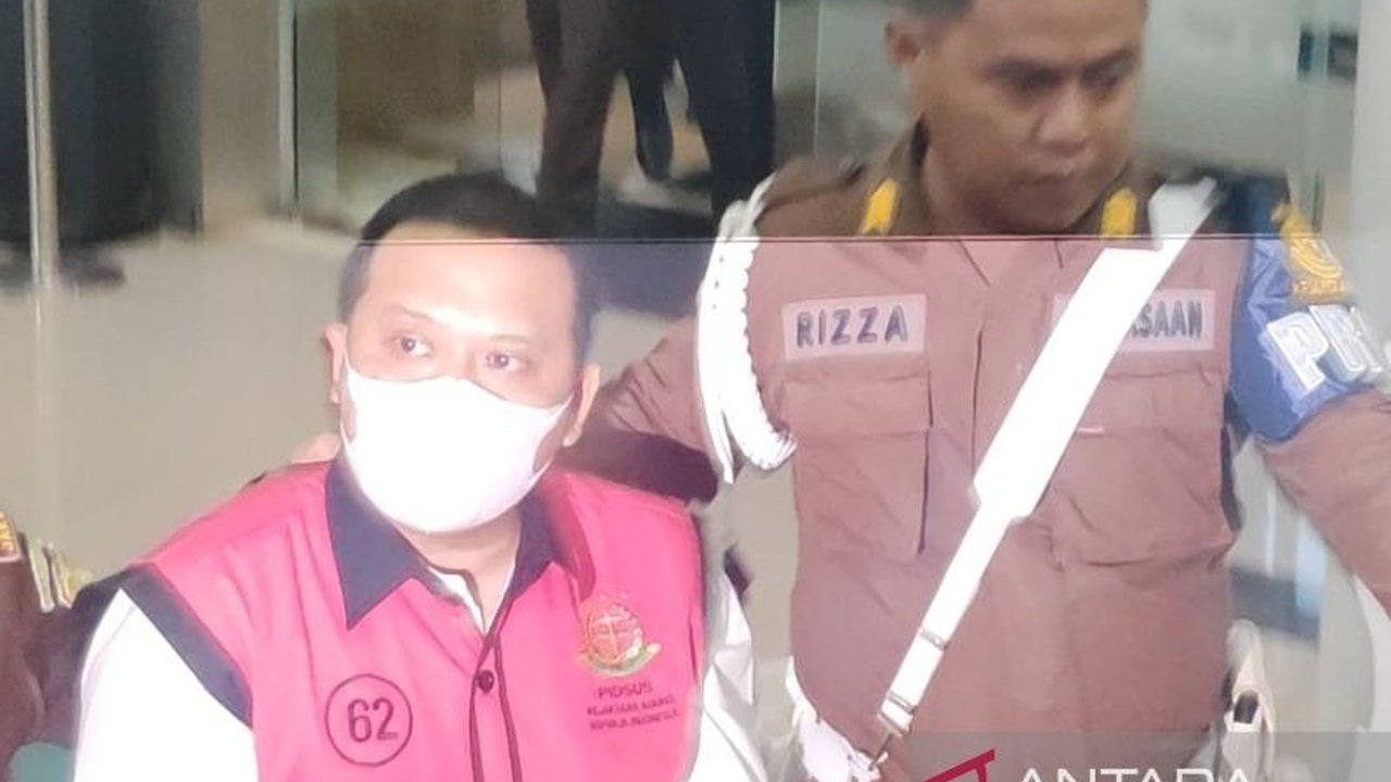 Kejaksaan Agung menetapkan sembilan tersangka baru dari perusahaan swasta terkait kasus korupsi impor gula tahun 2015-2016 di Kementerian Perdagangan,  terungkap adanya dugaan manipulasi impor gula mentah yang merugikan negara.