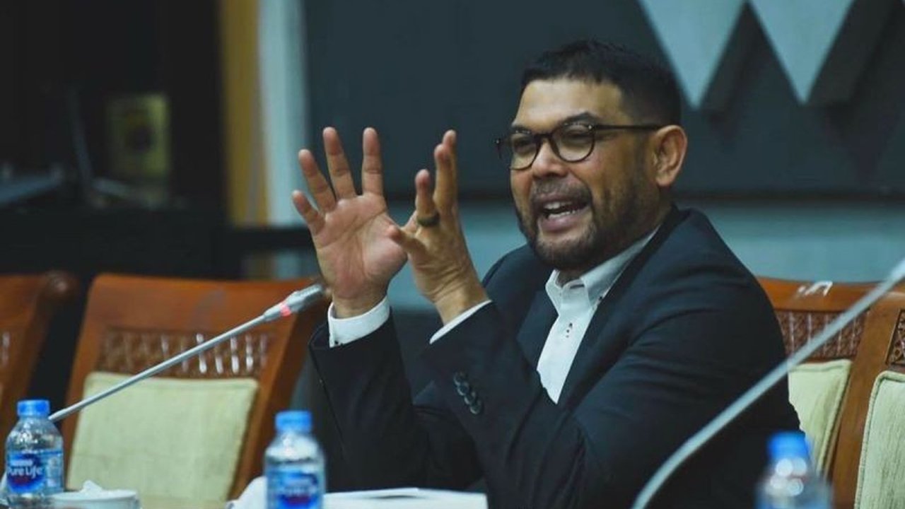 Anggota Komisi III DPR RI menyetujui kenaikan gaji Polri, namun menekankan pentingnya pengawasan ketat dan sanksi tegas untuk mencegah pelanggaran dan meningkatkan kinerja.