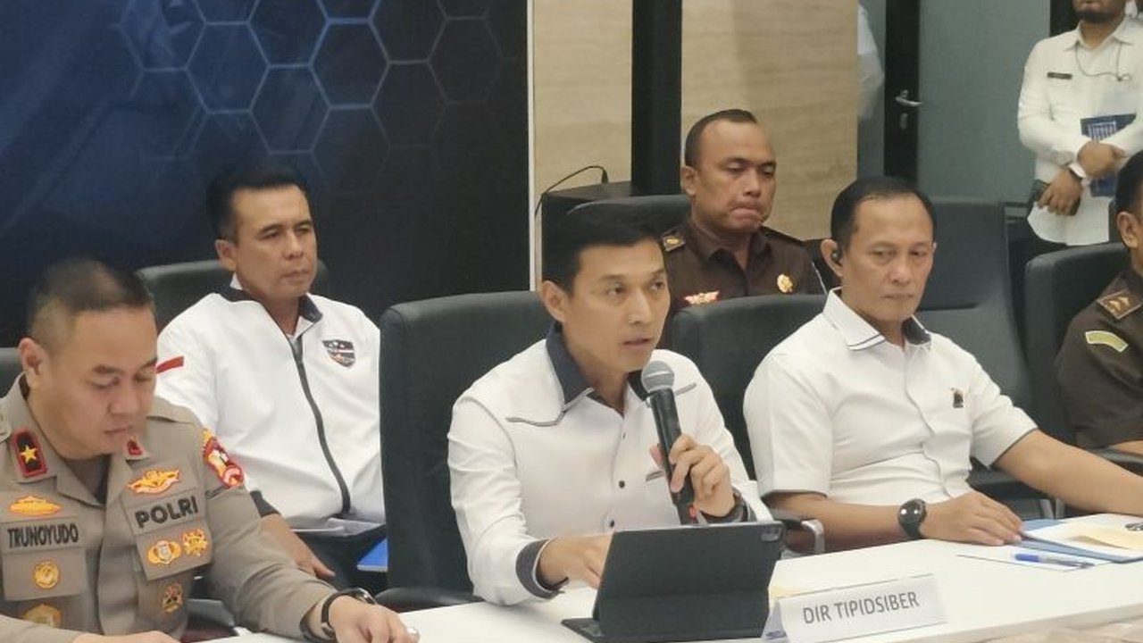 Bareskrim Polri menetapkan 11 tersangka dalam tiga kasus judi online berbeda, dengan total aset yang disita mencapai lebih dari Rp21 miliar.