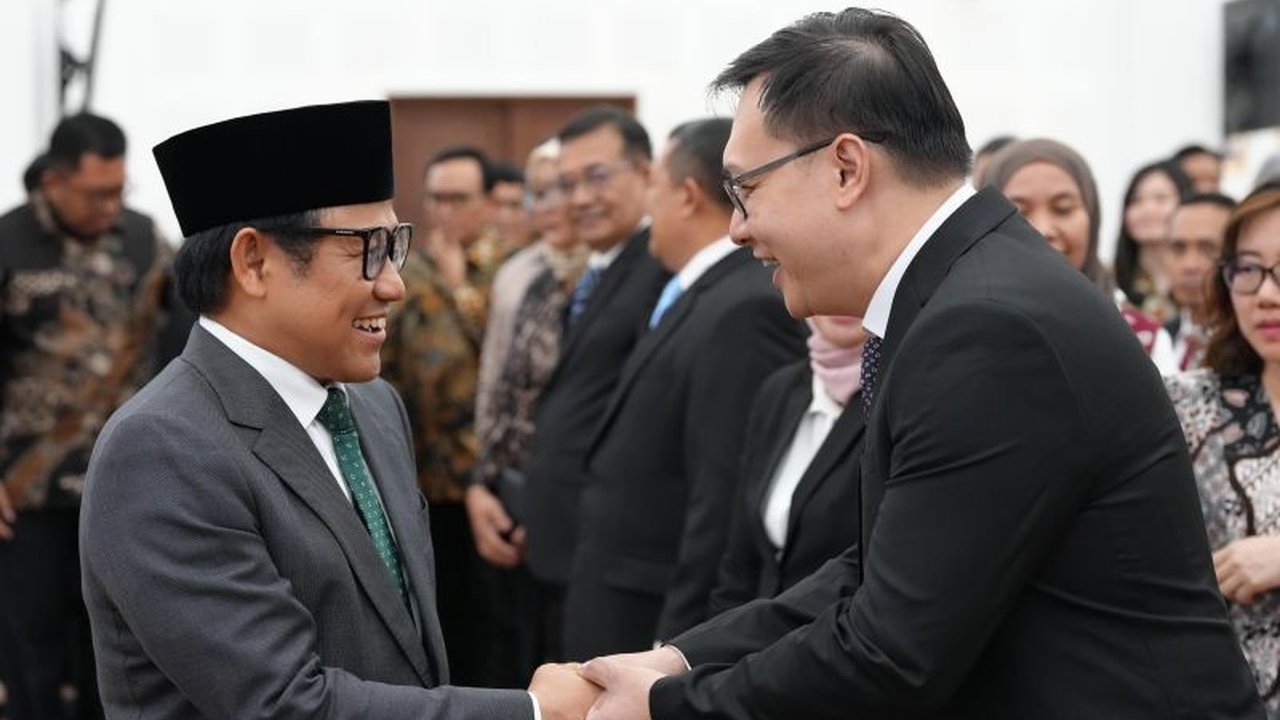 Menteri Koordinator PMK, Muhaimin Iskandar, melantik Leontinus Alpha Edison, Co-Founder Tokopedia, sebagai Deputi Pemberdayaan Ekonomi Masyarakat dan Perlindungan Pekerja Migran, dengan fokus pada inovasi pemberdayaan UMKM.