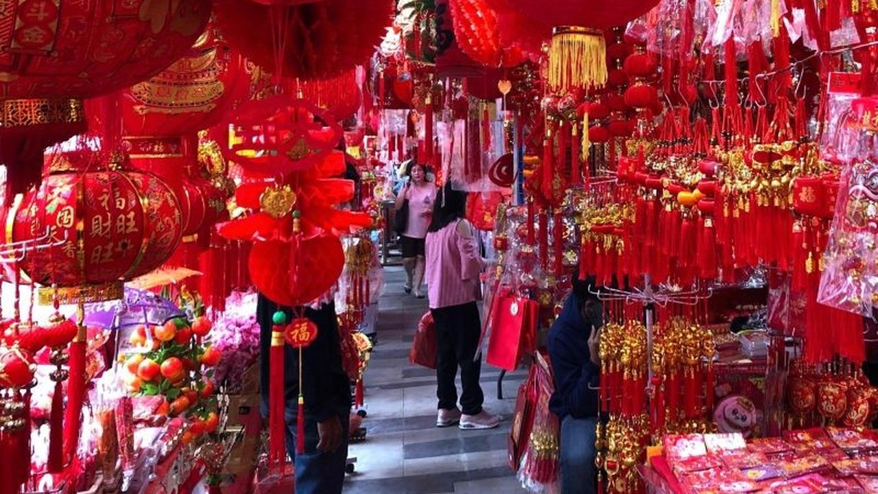 Menjelang Imlek 2025, kawasan Pecinan Glodok di Jakarta Barat diramaikan oleh pedagang dan pembeli yang mencari berbagai pernak-pernik khas Imlek seperti lampion, angpao, dan hiasan bergambar shio ular.