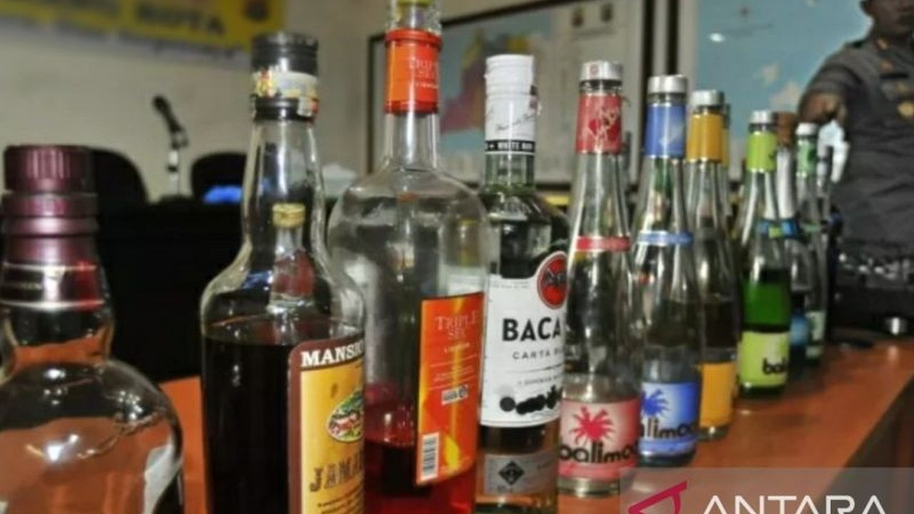 Tiga anak jalanan di Karawang, Jawa Barat, ditemukan tewas setelah mengonsumsi minuman oplosan beralkohol tinggi yang dicampur minuman energi dalam dua hari terpisah.