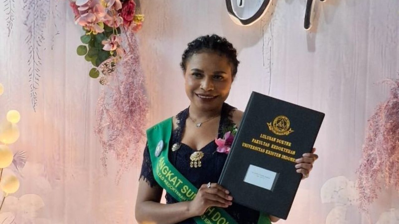 Sephia Chrisila Jangkup mencetak sejarah sebagai dokter wanita pertama dari suku Amungme di Papua, menginspirasi generasi muda Papua untuk meraih pendidikan tinggi dan berkontribusi bagi masyarakat.