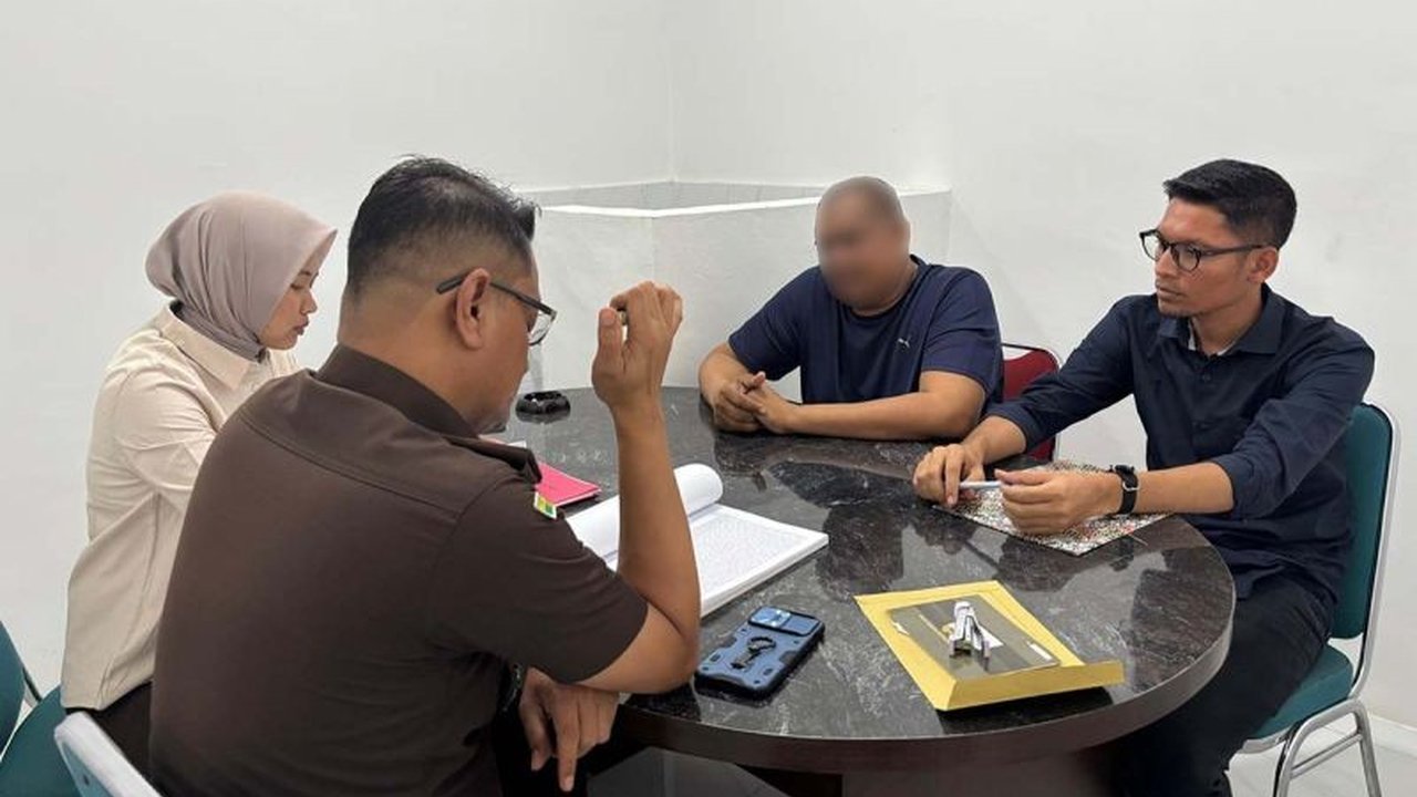 Kejari Bireuen menahan tersangka kasus narkotika dengan barang bukti 10,5 kg sabu-sabu yang akan dibawa ke Lampung, setelah diserahkan Polda Aceh.