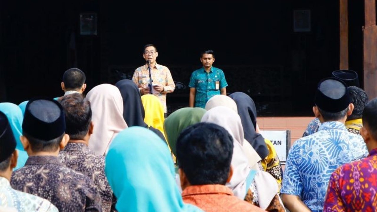 Penjabat Bupati Kudus, Herda Helmijaya, meminta seluruh OPD untuk melakukan penghematan anggaran guna refocusing anggaran ke program prioritas nasional seperti makan bergizi gratis dan pemeriksaan kesehatan gratis, sesuai arahan pemerintah pusat.