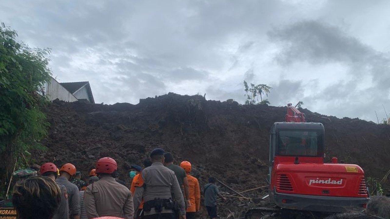 Longsor di Desa Ubung Kaja, Denpasar, mengakibatkan delapan buruh proyek menjadi korban, lima meninggal dan tiga selamat setelah sembilan jam pencarian oleh Basarnas Bali.