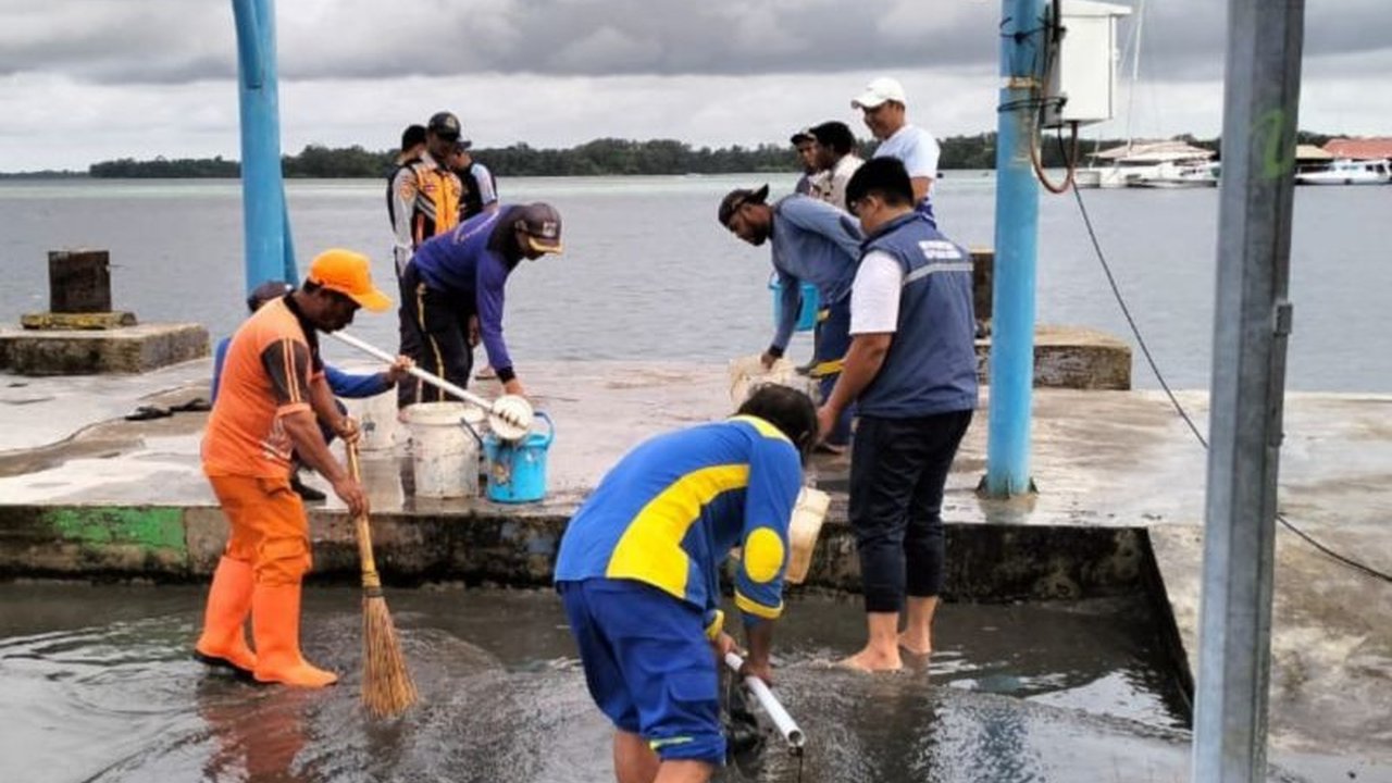 Hujan deras menyebabkan banjir di dermaga utama Pulau Harapan, Kepulauan Seribu; petugas gabungan telah bekerja keras menguras genangan air tersebut, dan usulan peningkatan ketinggian dermaga tengah dipertimbangkan.