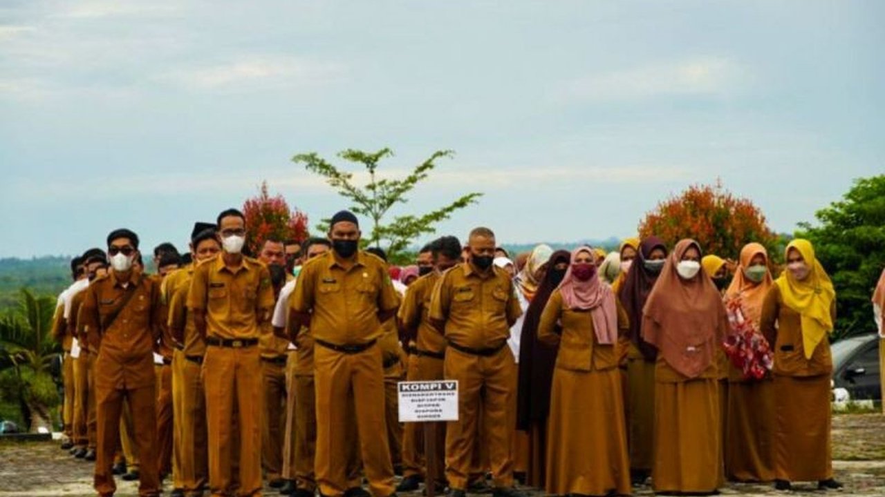 Pemkab Natuna memperpanjang kontrak 1.277 tenaga non-ASN hingga akhir 2025, sebagai langkah transisi sebelum penghapusan tenaga non-ASN pada 2026 dan peluang menjadi PPPK paruh waktu.