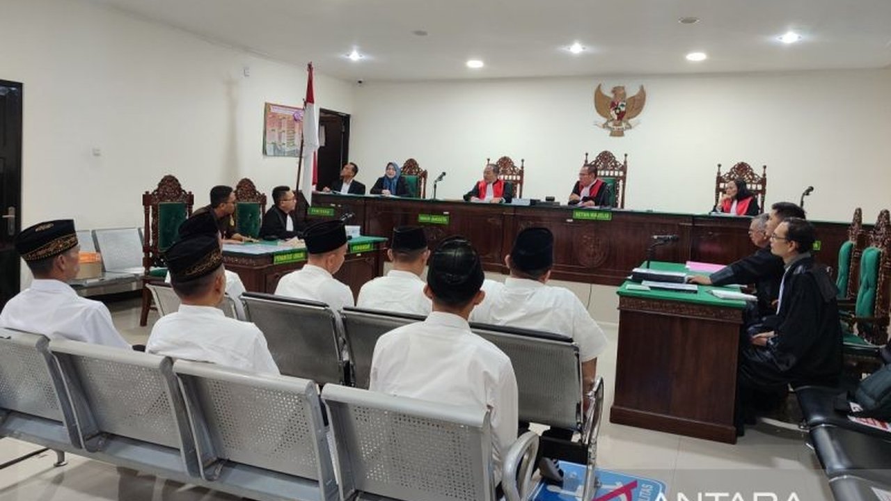 Enam terdakwa kasus korupsi Pasar Inpres Bintuhan, Kaur, Bengkulu, dituntut hukuman penjara dan denda dengan total kerugian negara mencapai Rp2,6 miliar; satu terdakwa lainnya dituntut hukuman lebih ringan.