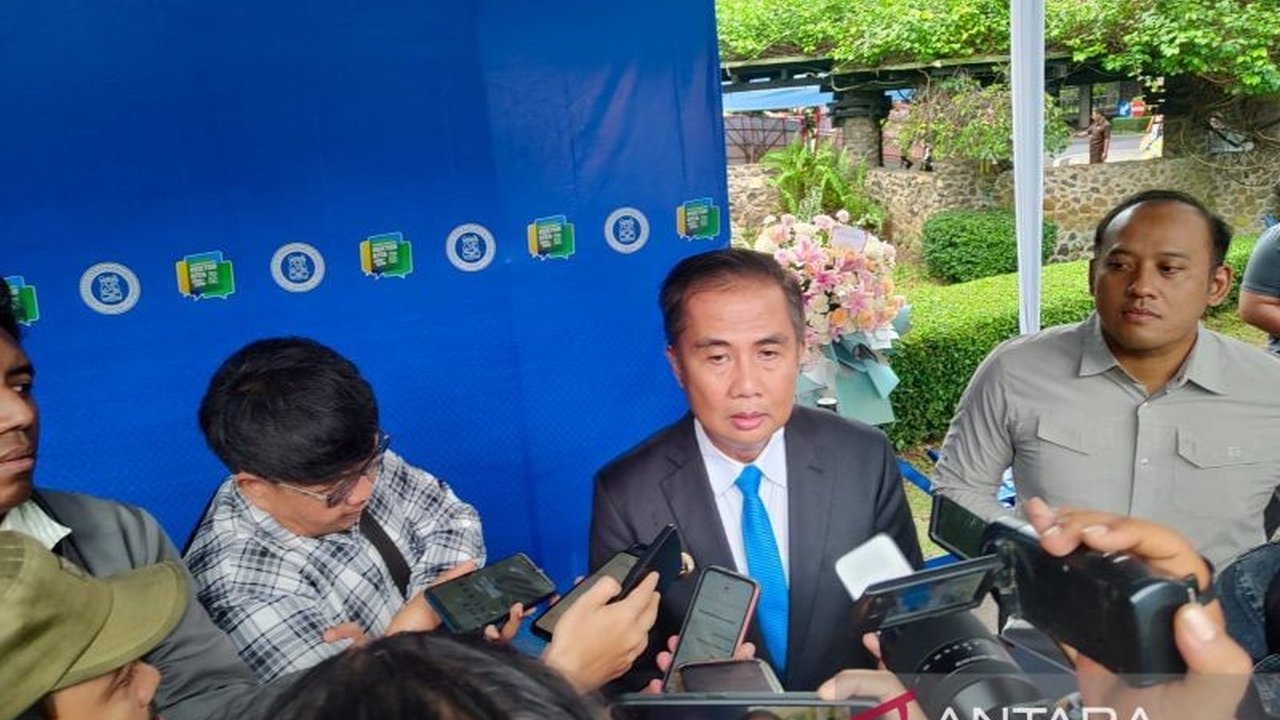 Pemerintah Provinsi Jawa Barat berkomitmen memberantas tambang ilegal dengan menerbitkan surat teguran dan melakukan penertiban bersama aparat penegak hukum, serta menindaklanjuti laporan dugaan tambang ilegal di Subang.