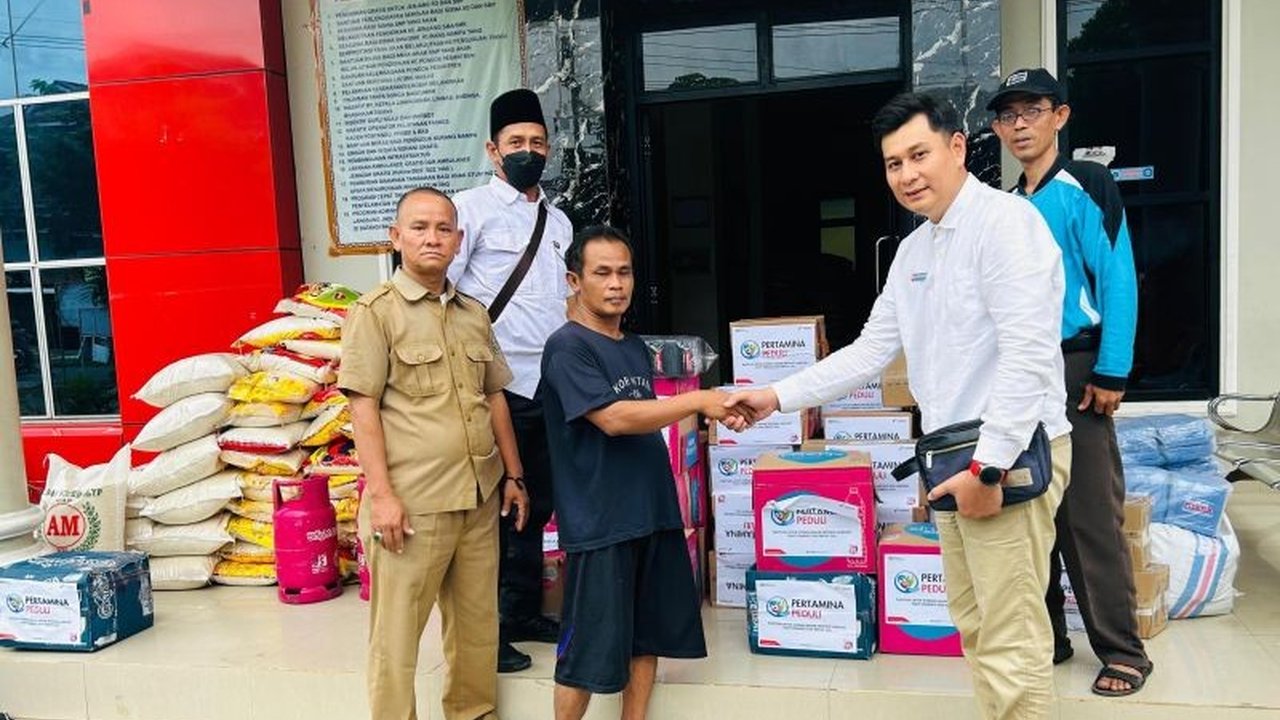 Pertamina Patra Niaga Regional Sumbagsel menyalurkan bantuan sembako, makanan ringan, dan tabung gas kepada warga Kelurahan Pesawahan, Bandarlampung, yang terdampak banjir, sekaligus memastikan pasokan BBM dan LPG tetap aman.