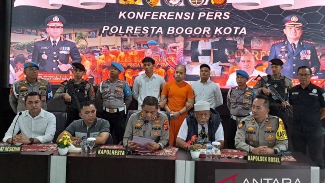 Seorang anak majikan di Bogor, AAM (27), membunuh satpamnya, Septian (37), karena kesal sering dimarahi ibunya setelah korban melapor soal kebiasaan AAM pulang malam; AAM kini terancam hukuman 20 tahun penjara atau seumur hidup.