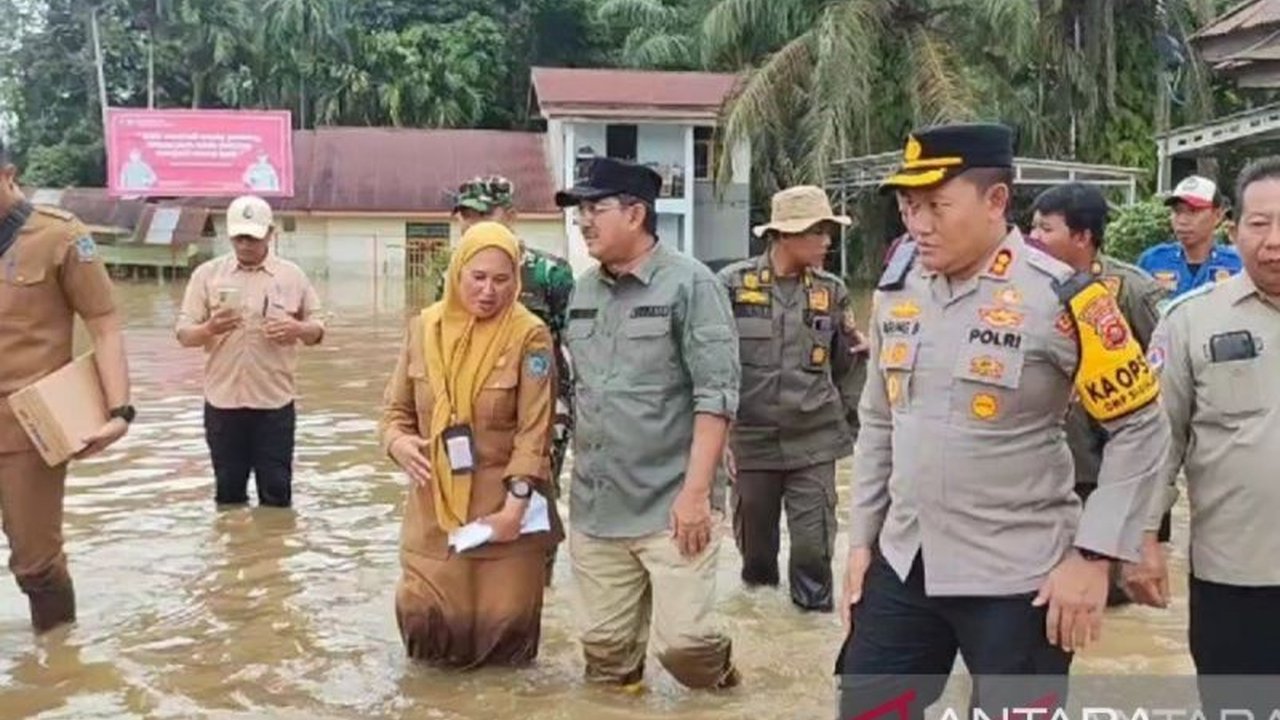 Banjir di Tanjung Jabung Barat, Jambi, menyebabkan ribuan warga terdampak, dan putusnya jalan lintas timur Sumatera di KM 121 akibat meluapnya Sungai Pengabuan.