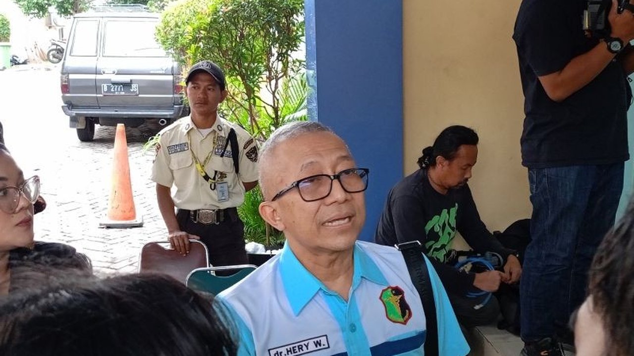 Tim DVI RS Polri Kramat Jati mendampingi evakuasi korban kebakaran Glodok Plaza, memastikan proses pencarian korban dilakukan sesuai SOP dan mencegah duplikasi upaya pencarian.