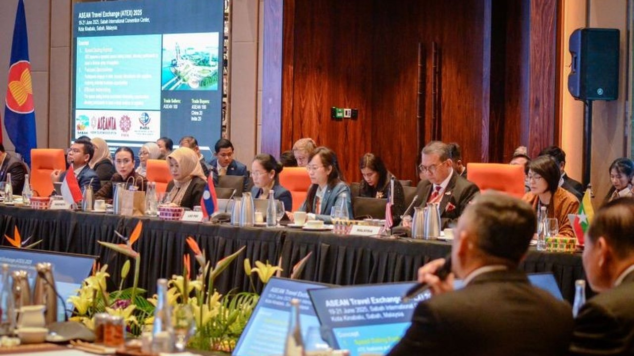 Menteri Pariwisata Indonesia menekankan kolaborasi antar negara ASEAN dan sektor swasta untuk menciptakan pariwisata berkualitas dan berkelanjutan dalam ATF 2025 di Johor Bahru, Malaysia.