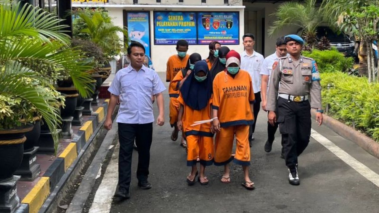Polisi Malang menetapkan enam tersangka pemilik warung kopi karena eksploitasi ekonomi dan seksual terhadap tujuh anak di bawah umur (14-17 tahun) yang bekerja di warung mereka di Pasar Gondanglegi.