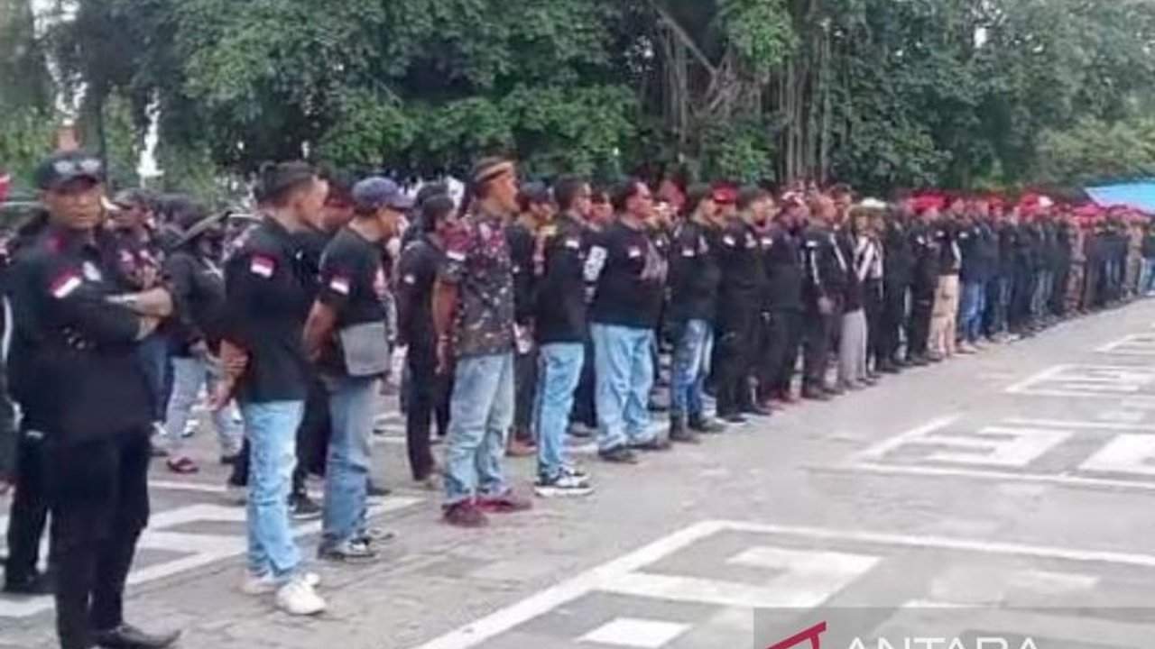 Polres Blora menetapkan empat tersangka dari bentrokan dua ormas, Pemuda Pancasila dan GRIB, di Blora, Jawa Tengah, yang mengakibatkan 12 luka, dengan kemungkinan tersangka bertambah.