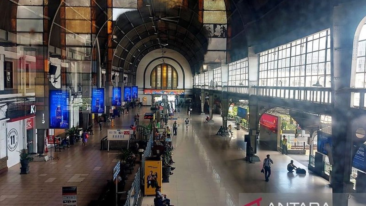 Pesona Stasiun Jakarta Kota: Sejarah, Arsitektur, dan Pariwisata