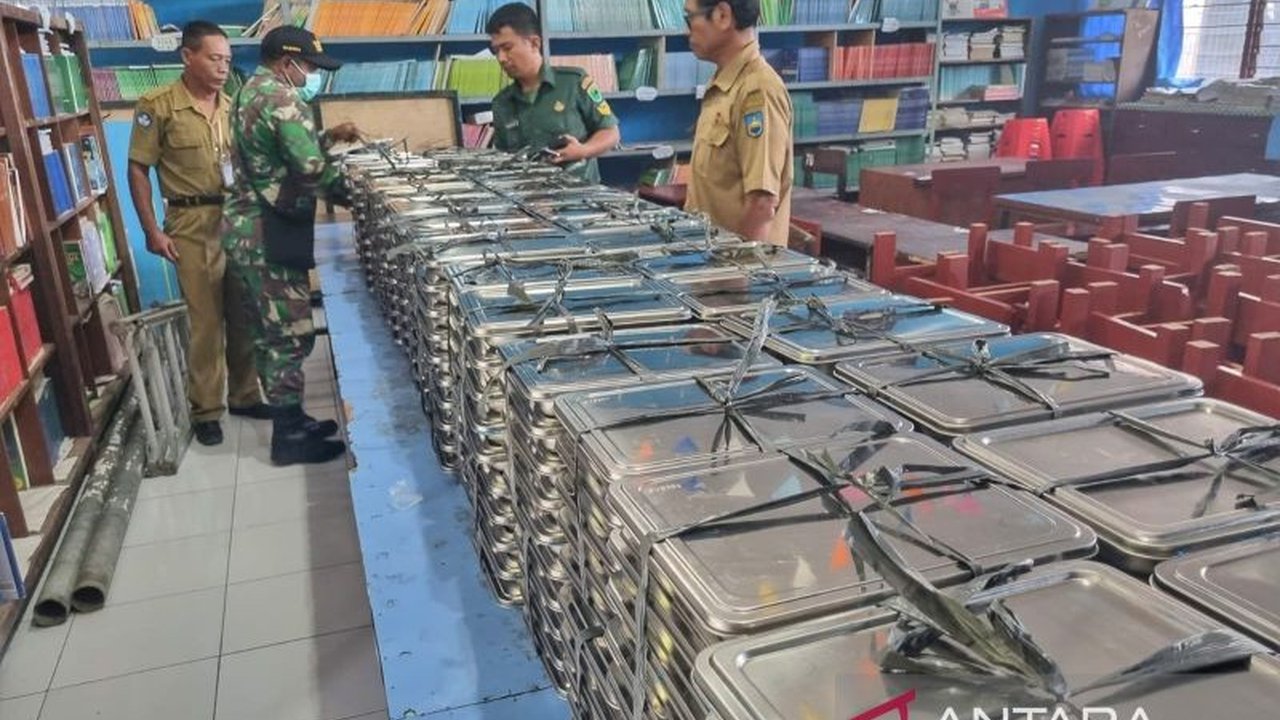 Program Makanan Bergizi Gratis (MBG) di Manokwari, Papua Barat, telah meningkat pesat, melayani lebih dari 3.000 siswa dari 10 sekolah, dengan target 30.000 siswa ke depannya.