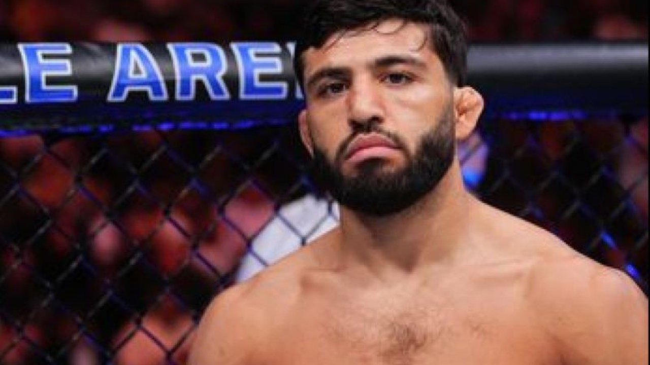 CEO UFC, Dana White, menyatakan Arman Tsarukyan harus kembali berjuang untuk meraih gelar juara setelah batal melawan Islam Makhachev di UFC 311 karena cedera punggung, membuka jalan bagi Renato Moicano sebagai pengganti.