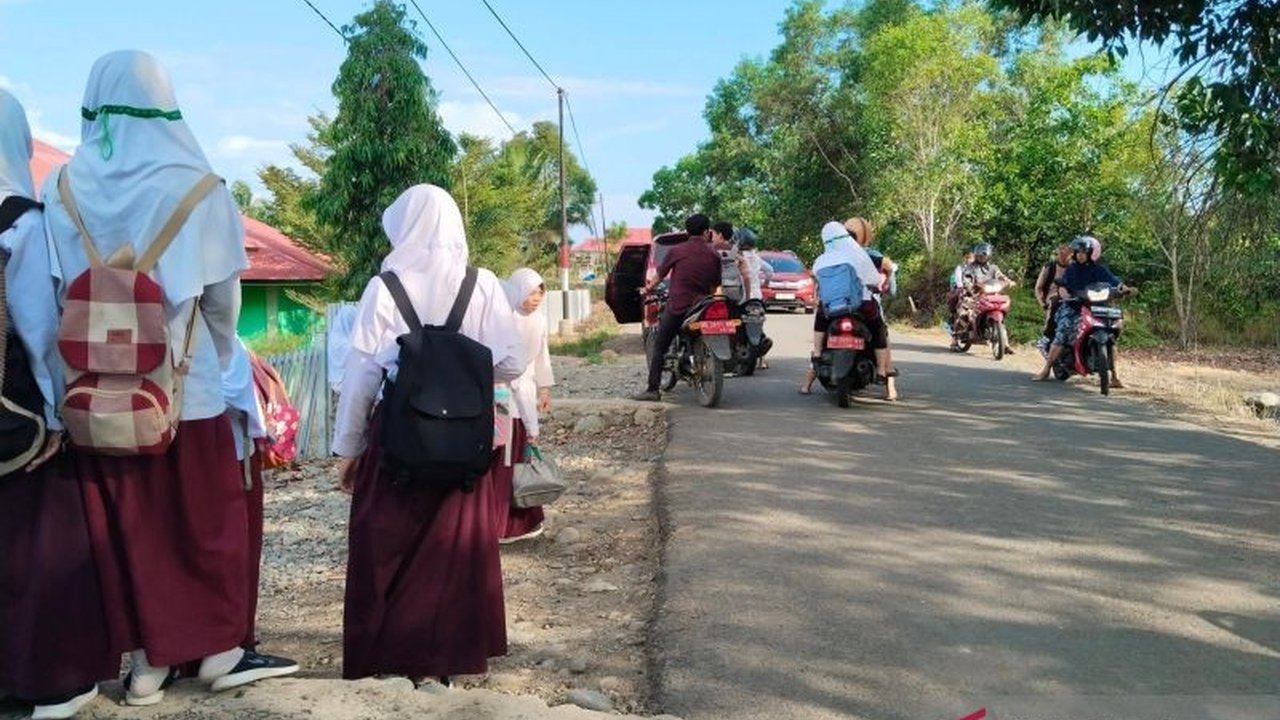 Pemkab Mukomuko menyiapkan dana Rp200 juta dalam APBD 2025 untuk mendukung program Makan Bergizi Gratis (MBG), yang akan diprioritaskan di Kecamatan Kota Mukomuko untuk 3000 siswa SD dan SMP.