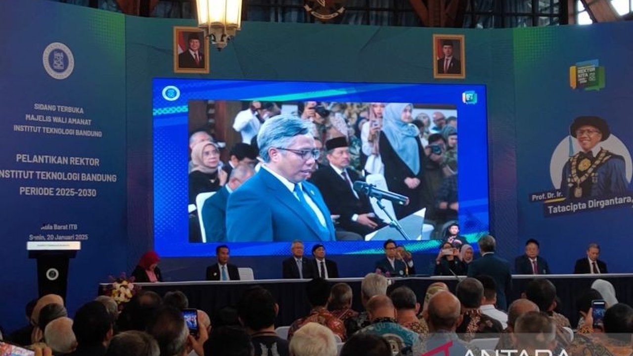 Tatacipta Dirgantara dilantik sebagai Rektor ITB periode 2025-2030, membawa visi untuk menjadikan ITB universitas kelas dunia yang unggul dan mandiri serta fokus pada inovasi multidisiplin.