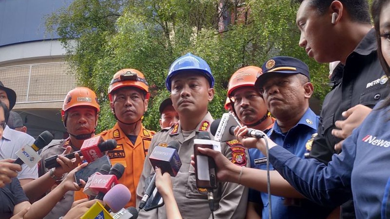 Tim gabungan kepolisian dan pemadam kebakaran fokus membersihkan puing di lantai 8 Glodok Plaza, Jakarta Barat, untuk mencari korban hilang akibat kebakaran pada 15 Januari 2024, setelah pencarian di lantai lain dinyatakan nihil.