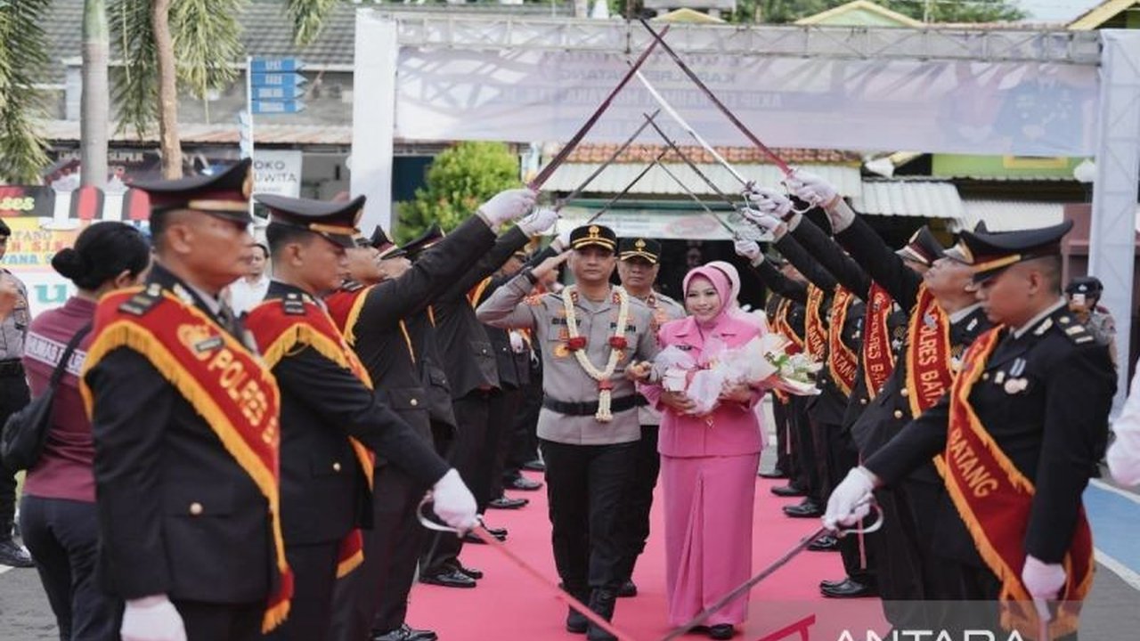 Kapolres Batang yang baru, AKBP Edi Rahmat Mulyana, memetakan potensi kerawanan kejahatan, terutama geng motor dan jalur Pantura, guna menjaga keamanan dan ketertiban masyarakat menjelang Ramadhan dan mudik Lebaran 2025.