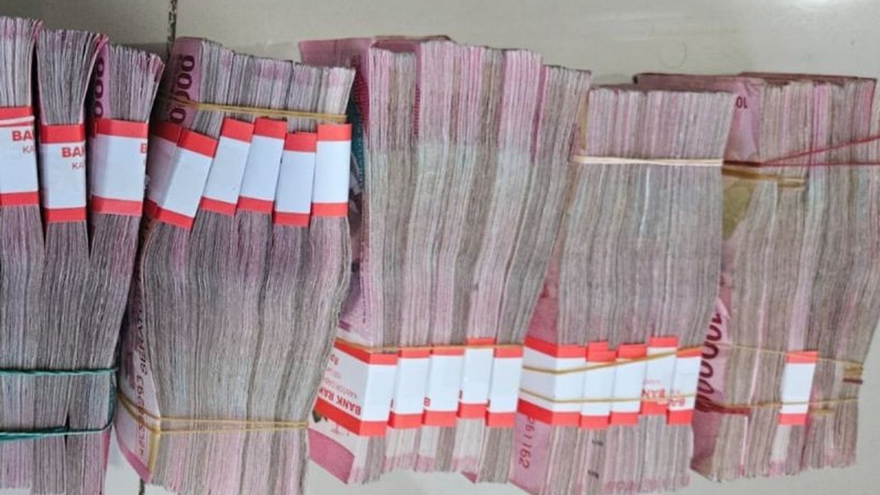 Polres Metro Jakarta Pusat menangkap seorang asisten rumah tangga (ART) berusia 21 tahun berinisial RN yang mencuri uang majikannya sebesar Rp315 juta melalui enam kali aksi pencurian selama bekerja.