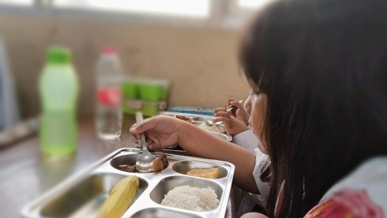 Pemerintah Purwakarta luncurkan program Makan Bergizi Gratis bagi 165.140 siswa SD dan SMP, melibatkan berbagai dinas dan instansi untuk memastikan kelancaran program dan ketersediaan bahan makanan bergizi.