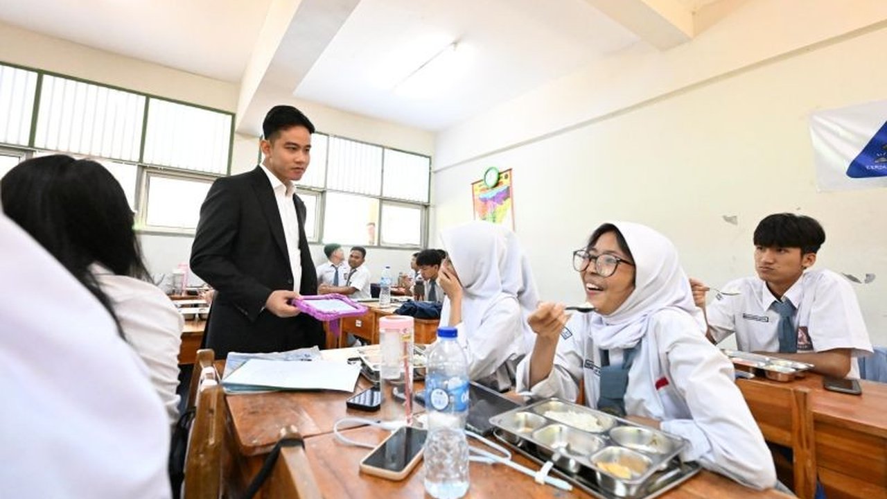 Wakil Presiden Gibran Rakabuming Raka meninjau pelaksanaan program Makan Bergizi Gratis (MBG) di SMA Negeri 60 Jakarta, Senin (20/1), dan berharap program ini dapat diterapkan secara merata di seluruh Indonesia untuk mendukung generasi penerus yang sehat.