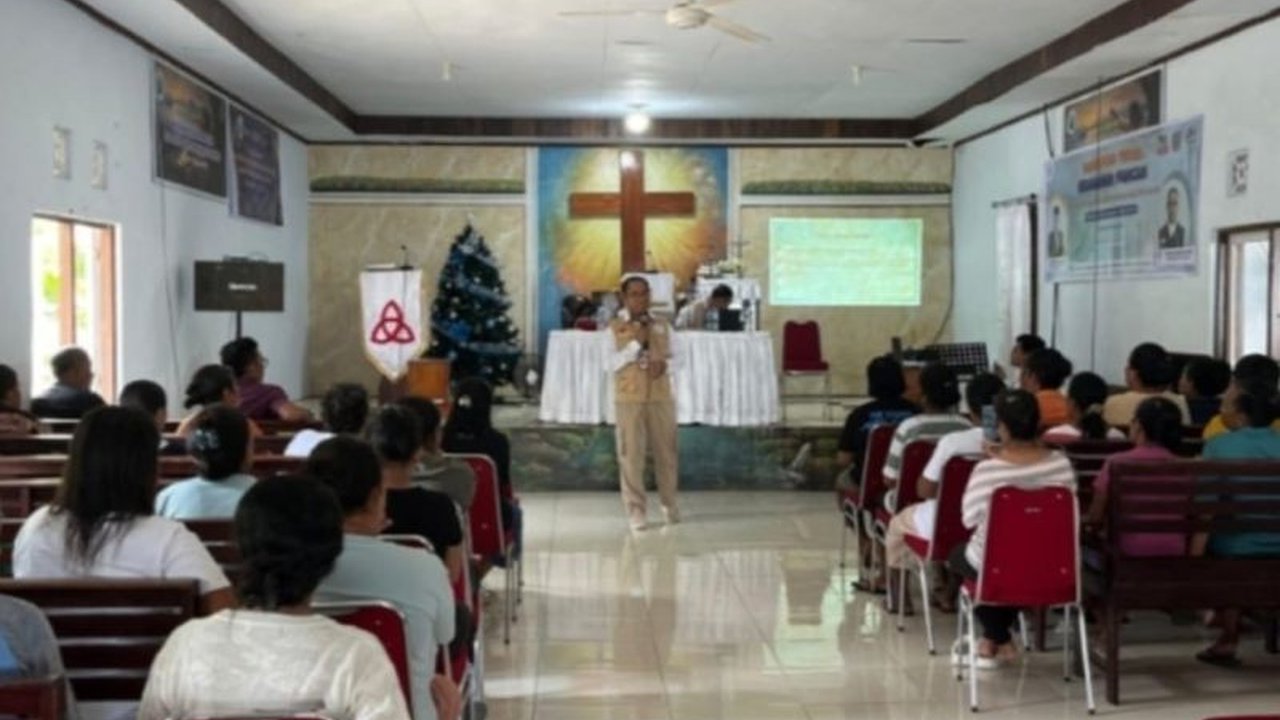 BPOM Ambon memberikan pelatihan keamanan pangan kepada petugas penyedia Makan Bergizi Gratis (MBG) di Desa Hative Besar, Ambon, untuk memastikan makanan yang disajikan aman dan bergizi bagi siswa.