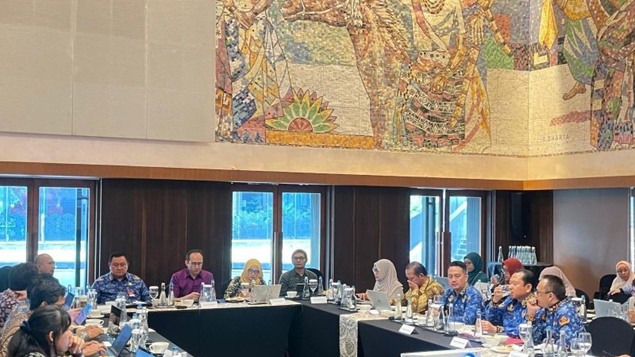 Kementerian Dalam Negeri mendorong pemerintah daerah untuk menerapkan transaksi elektronik guna meningkatkan pendapatan daerah dan mencapai inklusi keuangan, dengan capaian digitalisasi yang telah melampaui target.