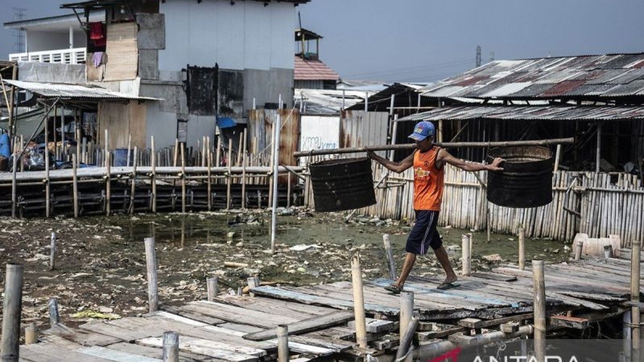 Artikel ini membahas kompleksitas kemiskinan di Jakarta,  menganalisis faktor penyebabnya, kebijakan pemerintah, dan tantangan dalam memutus siklus kemiskinan antar generasi.