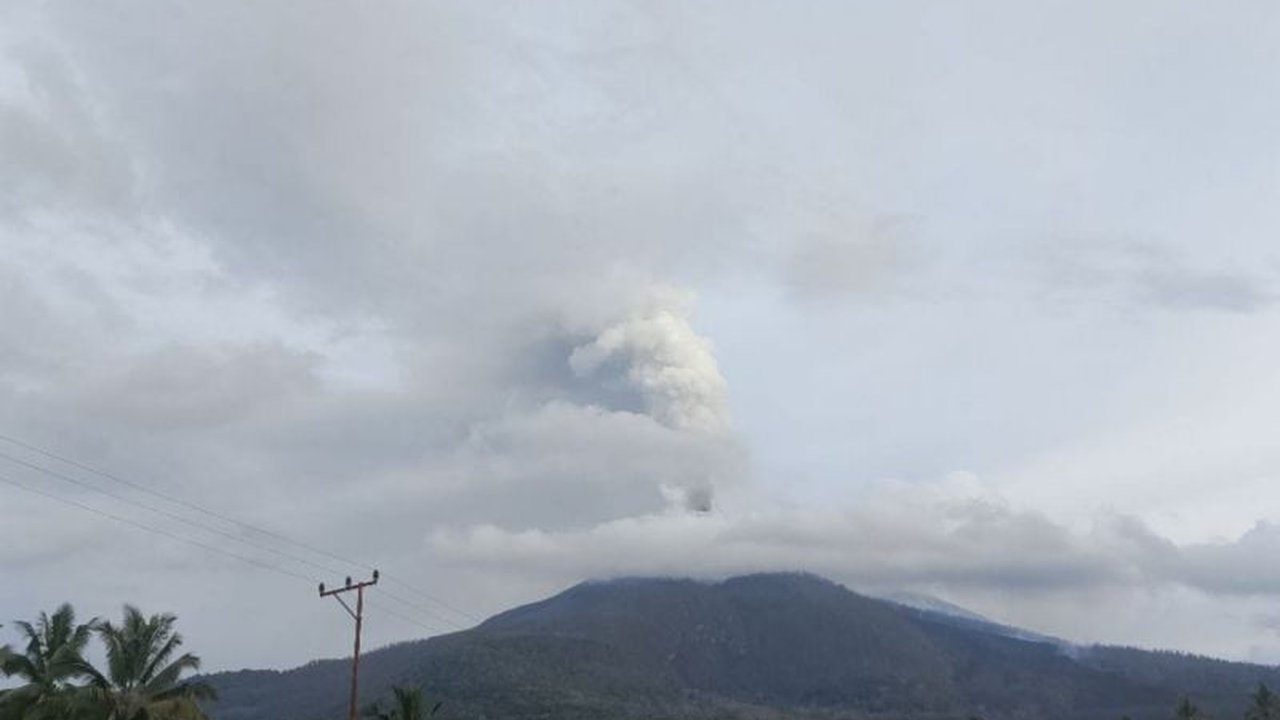 Gunung Lewotobi Laki-laki Erupsi Empat Kali, Warga Diminta Waspada
