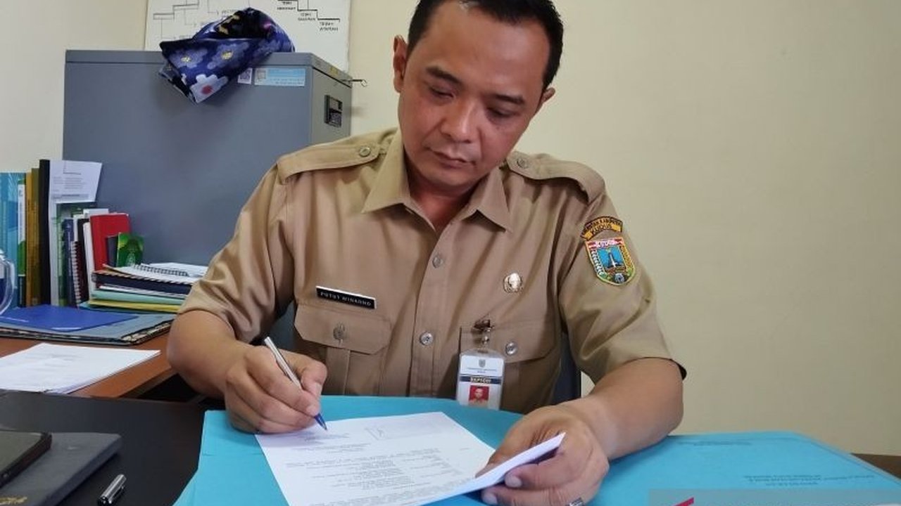 Pemerintah Kabupaten Kudus membatalkan kelulusan lima peserta seleksi PPPK 2024 karena hasil verifikasi ulang menunjukkan mereka tidak memenuhi syarat, empat di antaranya bukan eks THK-II dan satu lagi melanggar disiplin berat.