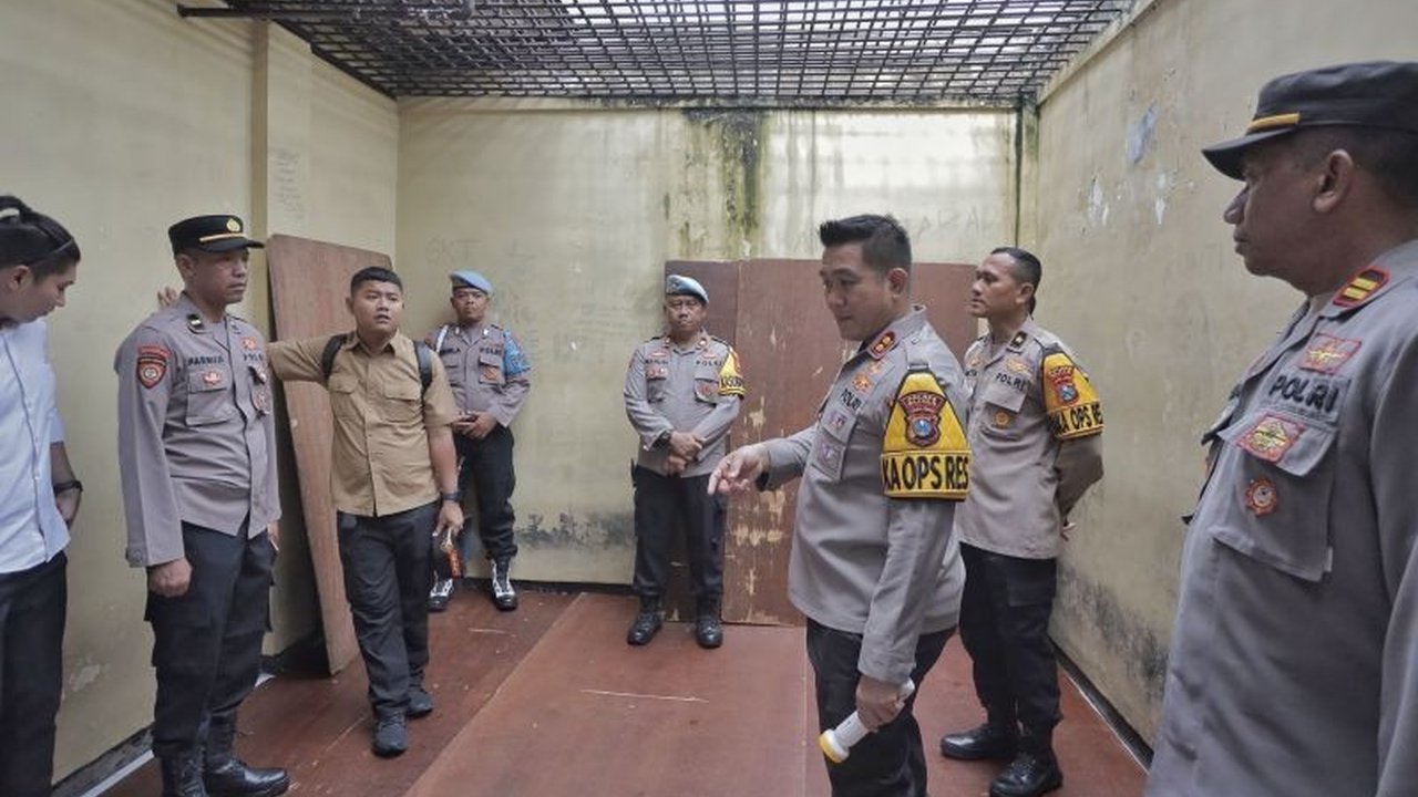 Kapolres Blitar, AKBP Arif Fazlurrahman, melakukan sidak ruang tahanan untuk memastikan fasilitas dan makanan tahanan layak, sesuai standar, dan menjunjung tinggi hak asasi manusia dalam program Polri Presisi.