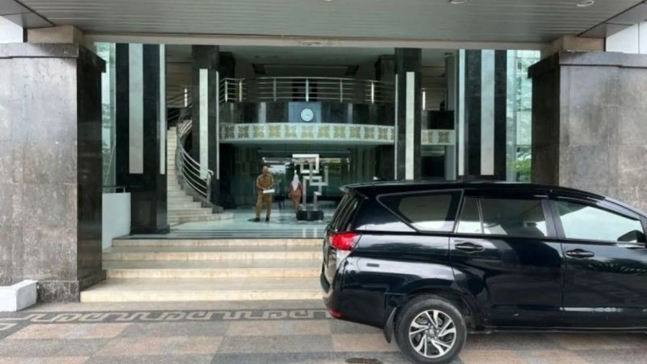 Tim KPK menggeledah Kantor Dinas PUPR-PKPP Riau di Pekanbaru pada Senin, 20 Januari 2025, untuk investigasi kasus tertentu, bukan Operasi Tangkap Tangan (OTT).