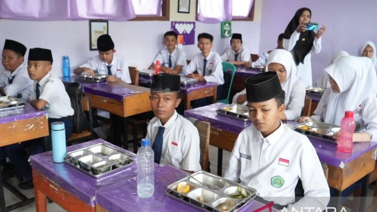 Sekolah-sekolah di OKU Timur, Sumatera Selatan, antusias menyambut Program Makan Bergizi Gratis (MBG) yang dicanangkan untuk meningkatkan gizi anak dan menekan angka stunting, dimulai dari 3.000 siswa di lima sekolah pada 3 Februari 2025.