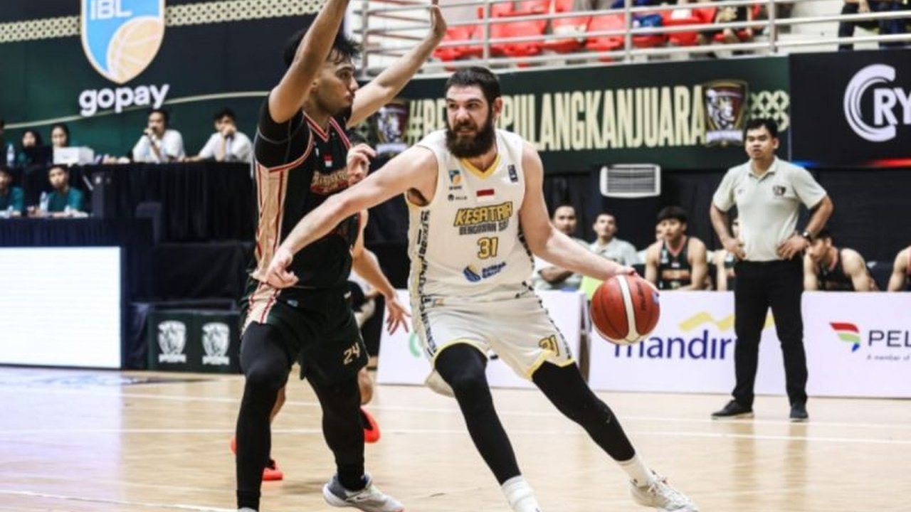 Kesatria Bengawan Solo (KBS) pecahkan rekor IBL dengan mencetak 43 poin di kuarter keempat, memastikan kemenangan 95-66 atas Bima Perkasa Jogja di Yogyakarta.