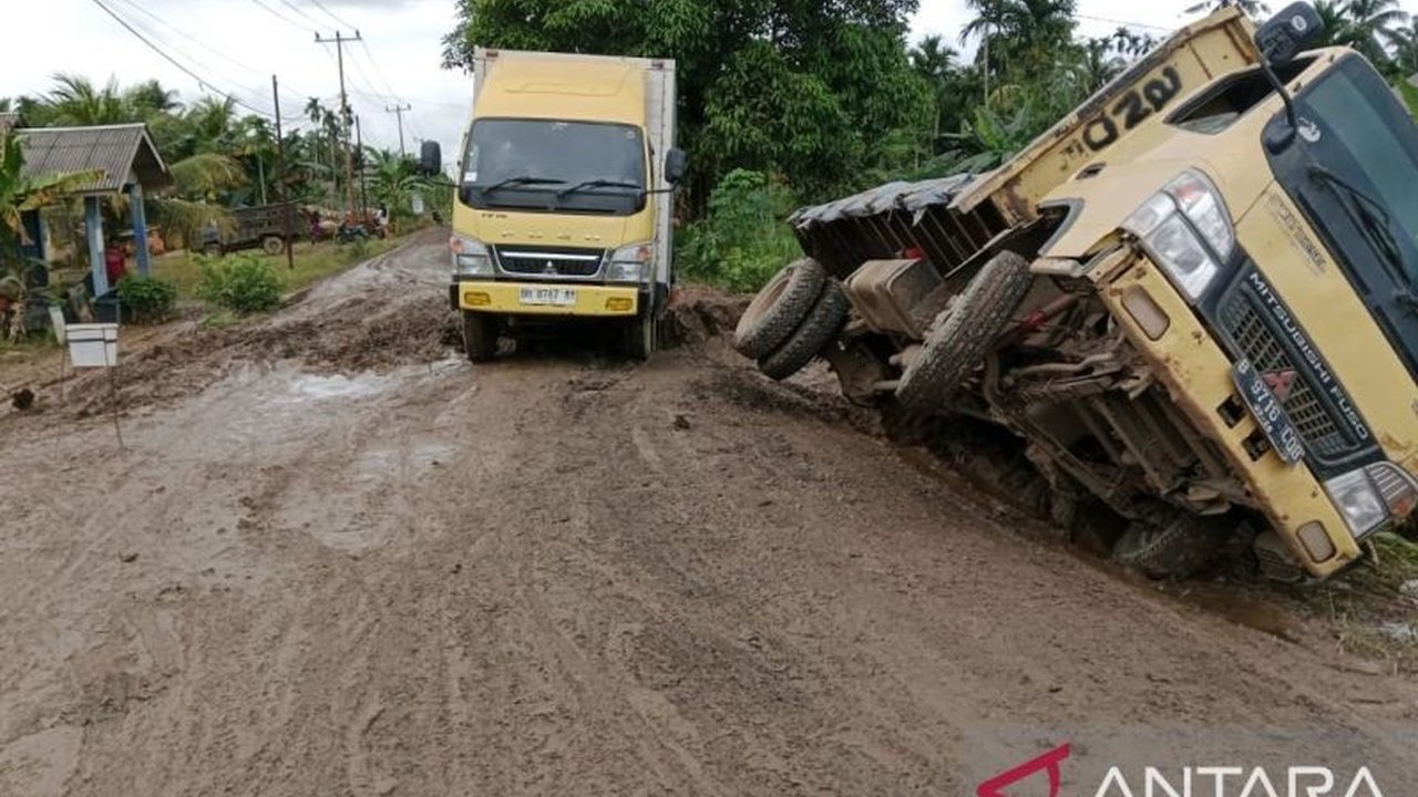 Jalan provinsi di Desa Lambur Dua, Tanjabtim, Jambi rusak parah akibat truk sawit terperosok, hujan deras, dan genangan air, menyebabkan keluhan warga dan harapan akan perbaikan segera dari pemerintah.