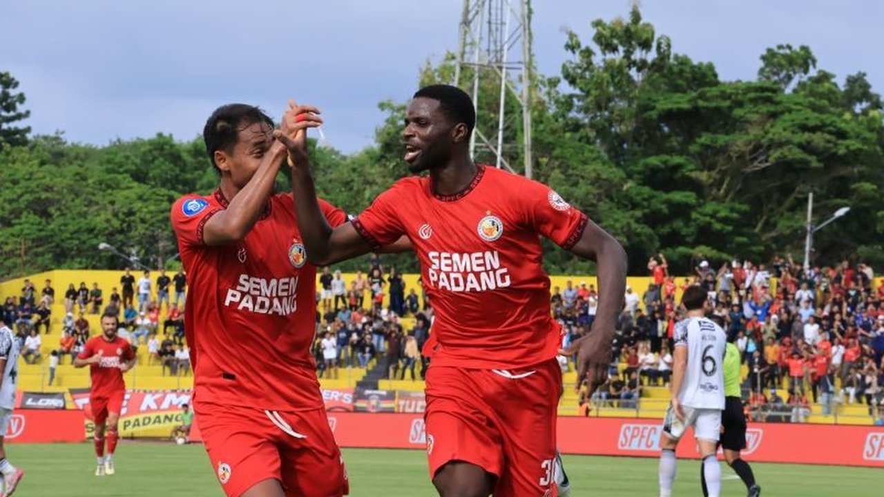 Semen Padang FC unggul 1-0 atas Bali United di babak pertama laga Liga 1 Indonesia pekan ke-19 di Stadion Haji Agus Salim, Padang, berkat gol Alhassan Wakaso, meskipun diwarnai kontroversi kartu merah.